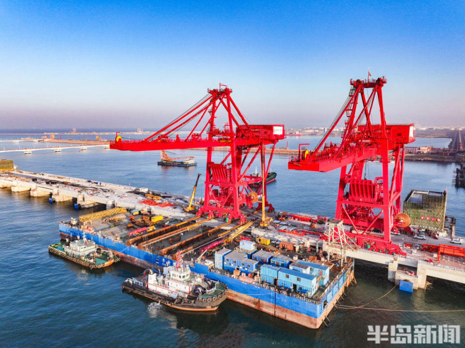 2臺卸船機成功上岸，青島港第二座40萬噸級礦石碼頭預(yù)計今年下半年投用